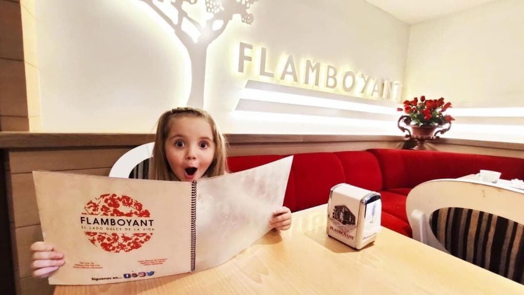 Niña disfrutando en Pastelería Flamboyant
